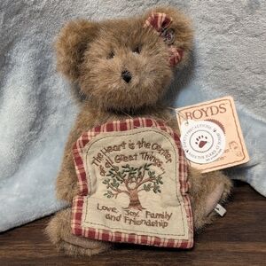 Boyds Bears "Heartlee" Brown Teddy Bear with Embroidered Patch